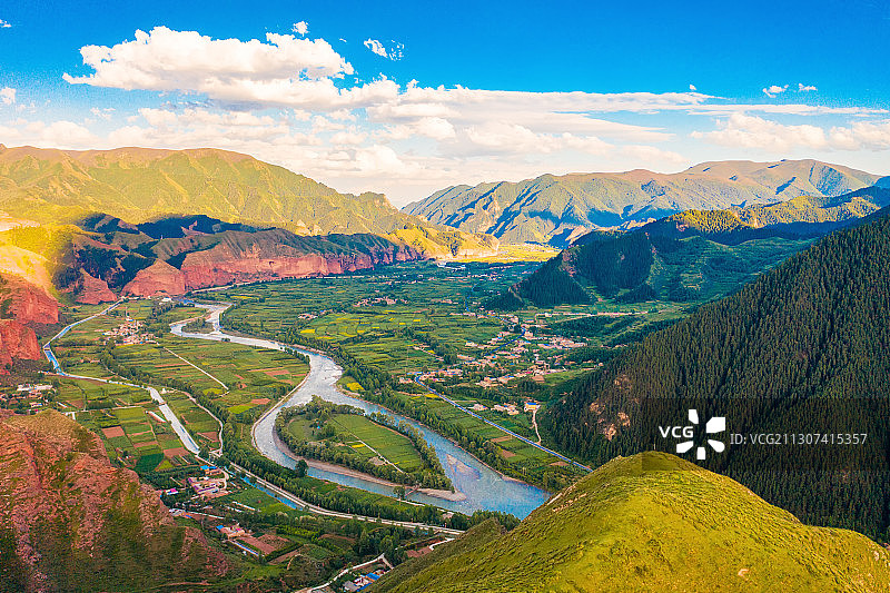 中国甘肃省天祝藏族自治县群山峡谷与蓝天航拍风景图片素材