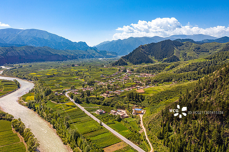 中国甘肃省天祝藏族自治县群山峡谷与蓝天航拍风景图片素材