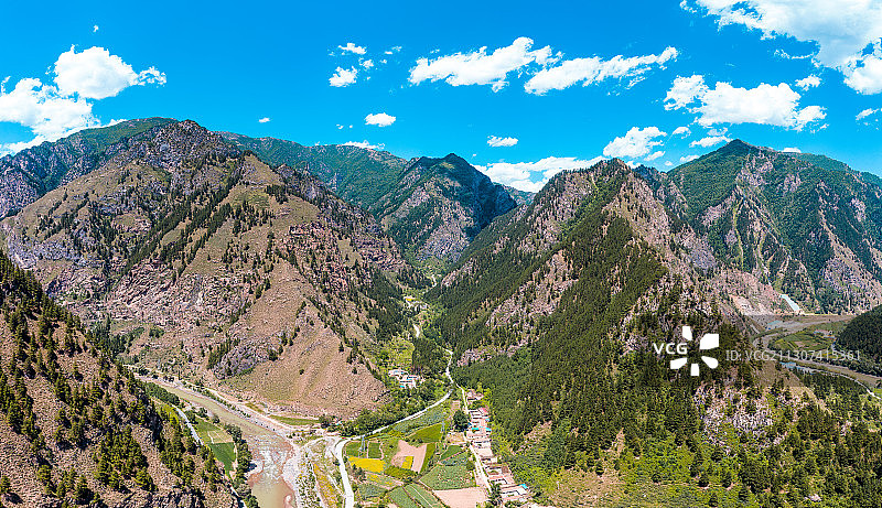 中国甘肃省天祝藏族自治县群山峡谷与蓝天航拍风景图片素材