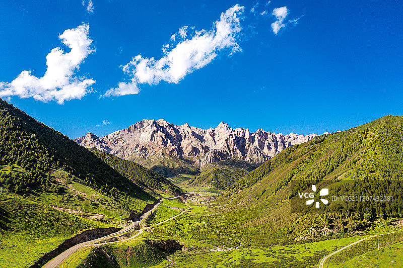 中国甘肃省天祝藏族自治县马牙雪山航拍全景图片素材