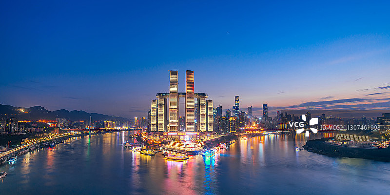 中国重庆朝天门沿岸高楼和重庆大剧院夜景图片素材