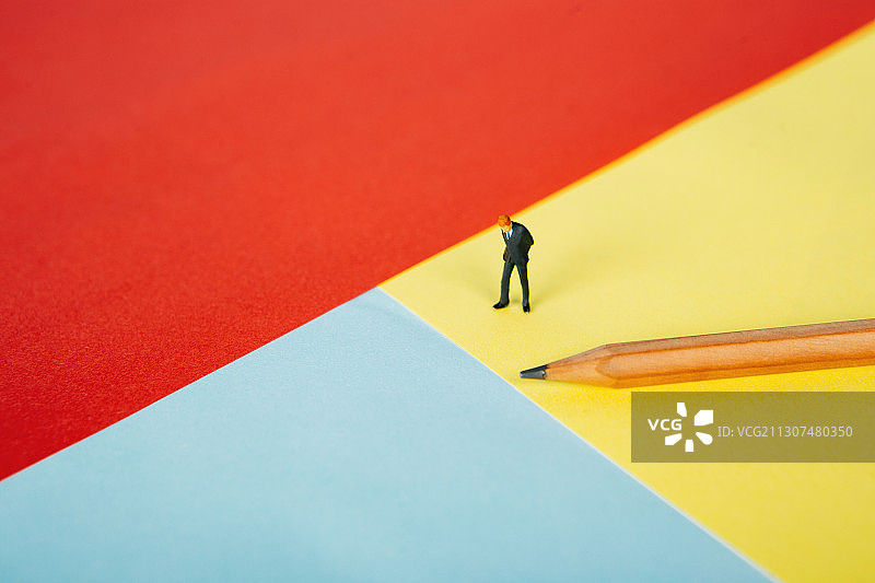 商务人士在纸上铅笔思考背景图片素材