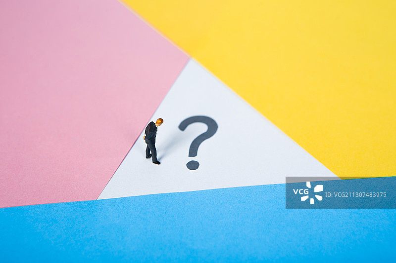 商务人士站在彩色纸里思考问号感叹号对勾错误图片素材