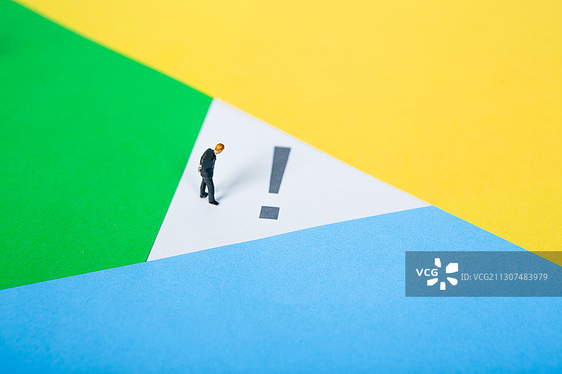 商务人士站在彩色纸里思考问号感叹号对勾错误图片素材