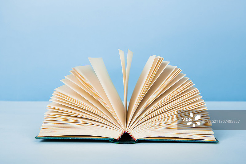 打开的书籍特写素材学习静物纸教育主题背景图片素材