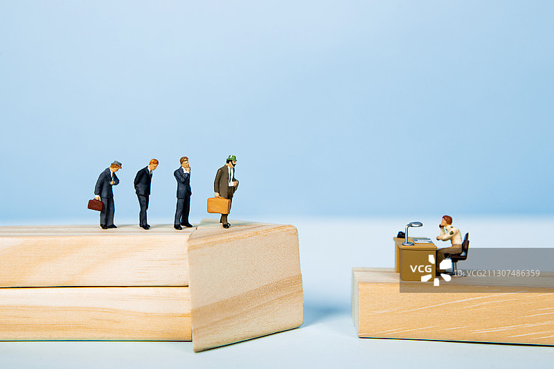 求职者向积木箭头指向的办公桌前进行职位面试字母JOB图片素材