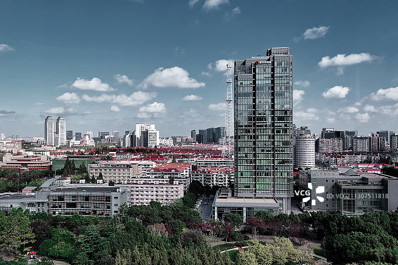 近处复旦科技园（右），远处复旦光华楼（左）图片素材