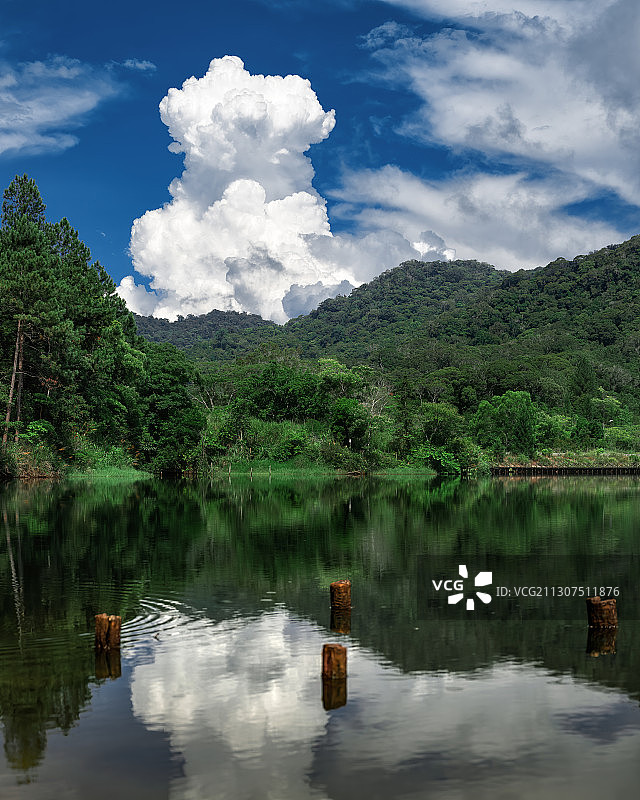 海南尖峰岭国家森林公园天池上空的云朵。图片素材
