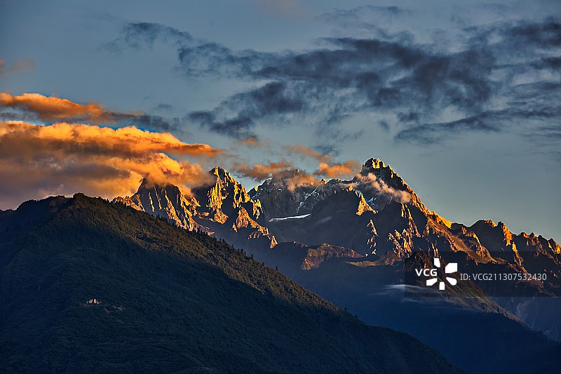 磨西日出图片素材