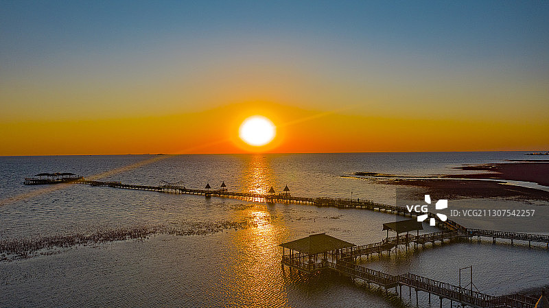 红海滩 黄昏日落风光航拍 余辉微洒，光线交错，红光粼粼，水天图片素材