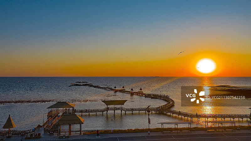 红海滩 黄昏日落风光航拍 余辉微洒，光线交错，红光粼粼，水天图片素材