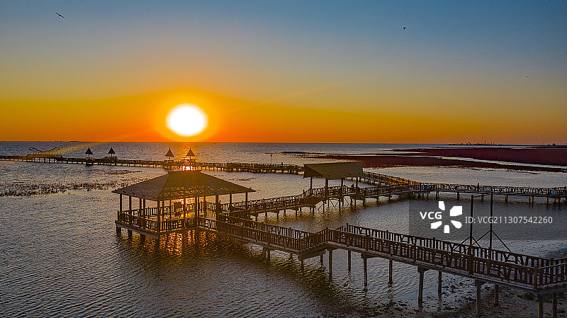 红海滩 黄昏日落风光航拍 余辉微洒，光线交错，红光粼粼，水天图片素材