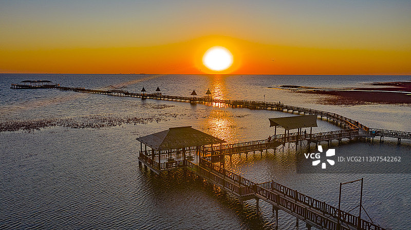红海滩 黄昏日落风光航拍 余辉微洒，光线交错，红光粼粼，水天图片素材