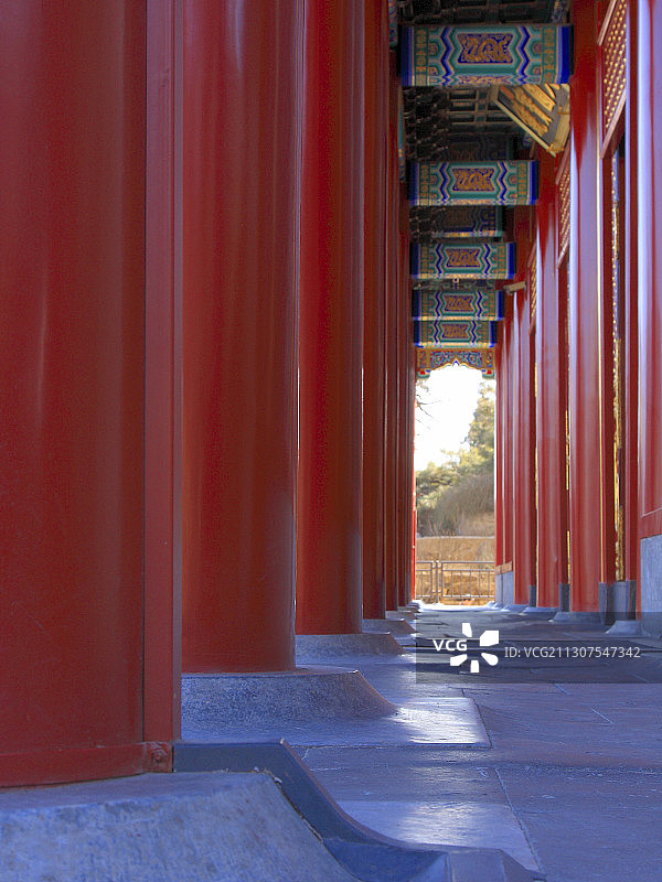 颐和园仁寿殿前的朱漆檐柱与金柱图片素材