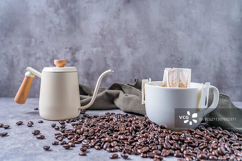 白色咖啡杯和咖啡豆、挂耳咖啡图片素材