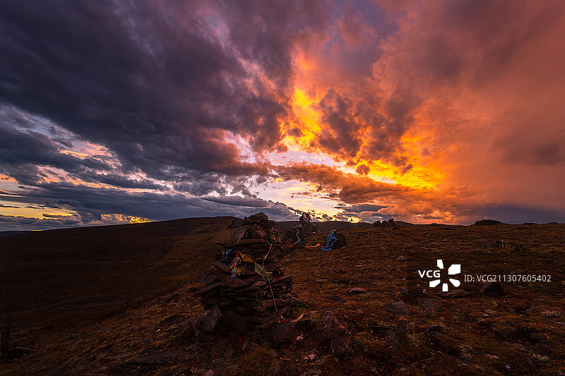 川西高原黑石城日落火烧云图片素材