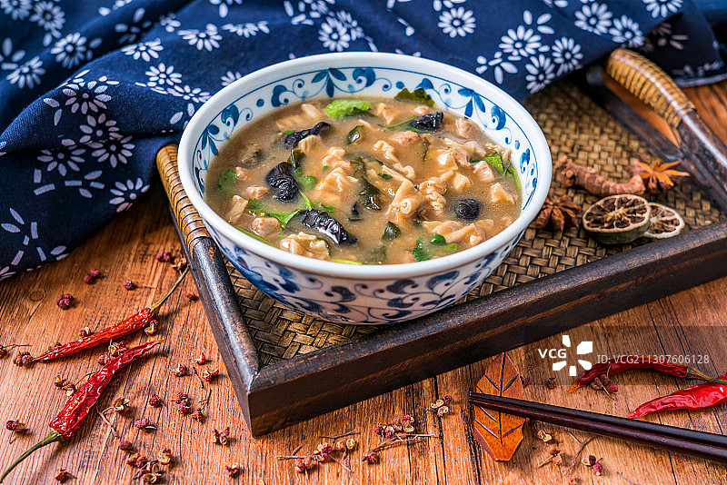 一碗河南特色小吃郑州美食胡辣汤图片素材