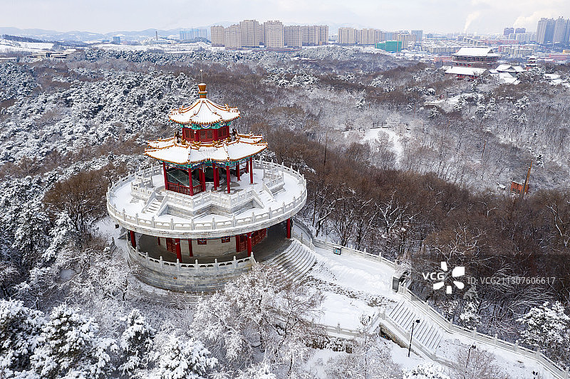 冬天无人机航拍雪后古建筑八角亭图片素材