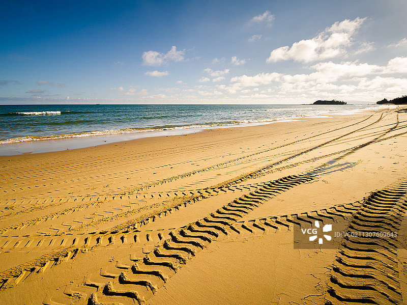 海南陵水清水湾景区金色沙滩赛车道车辙汽车广告背景图图片素材