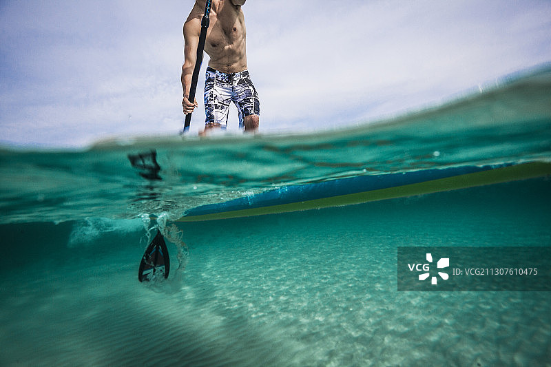 水上水下的桨板运动图片素材