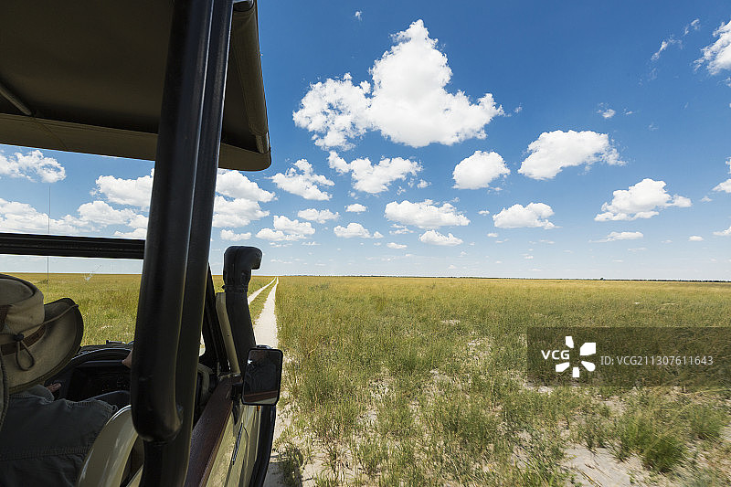 在博茨瓦纳土路上行驶的车辆图片素材