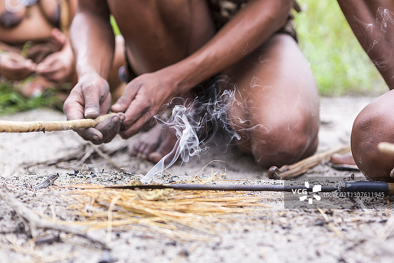 博茨瓦纳布须曼人取火特写图片素材