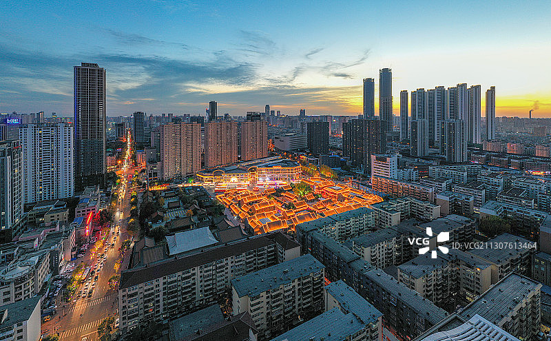 辽宁沈阳北市场三经街夜色风光图片素材