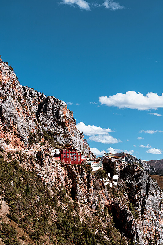 峭壁间的圣洁雪莲尕尔寺图片素材