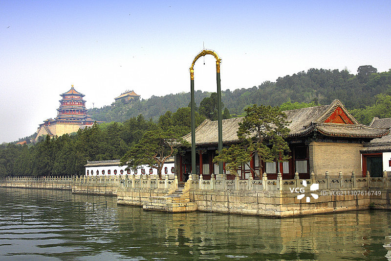 颐和园里的水木自亲码头与佛香阁图片素材