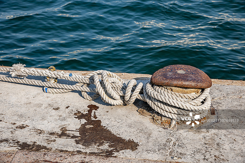 阿联酋迪拜河畔迪拜湾船舶缆绳锚点图片素材
