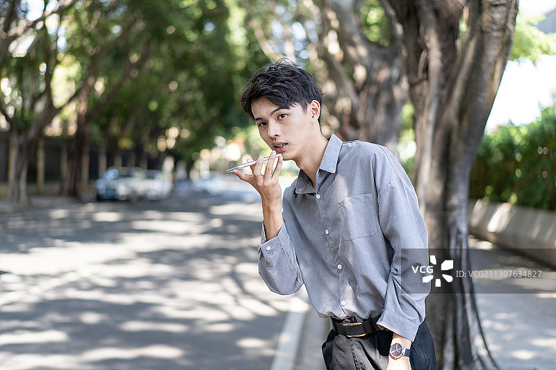 正在打车的年轻男性图片素材