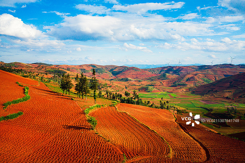 中国云南红河州开远市乡村红土地自然风光图片素材