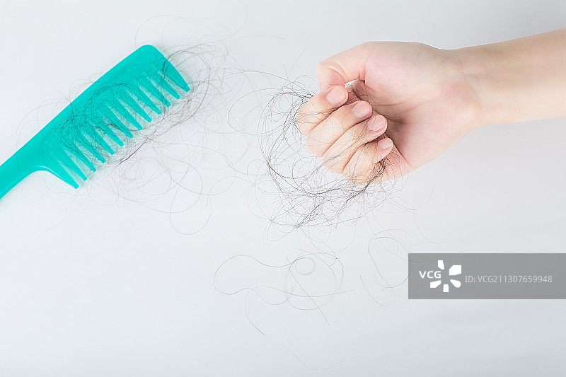 梳子和头发，脱发掉发主题图片。图片素材