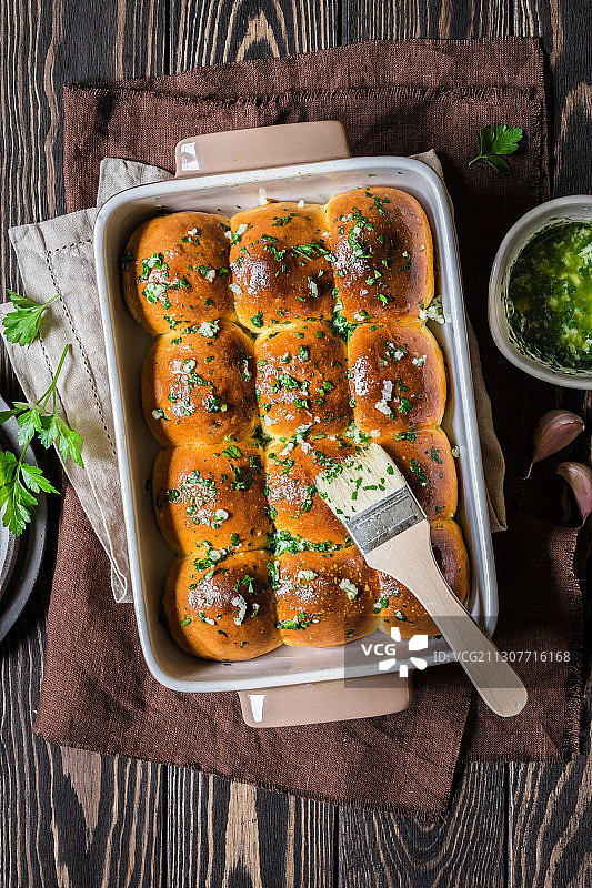 欧芹大蒜黄油餐包图片素材