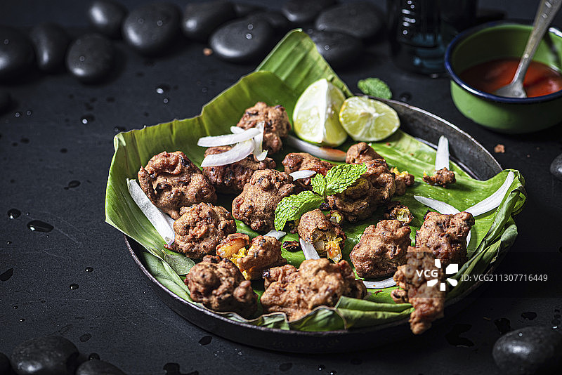 虾和鸡蛋鹰嘴豆粉Pakodi图片素材