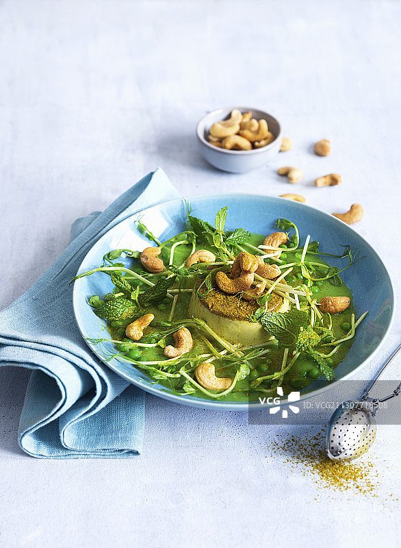 豌豆和西班牙凉菜汤配咖喱塔和腰果图片素材