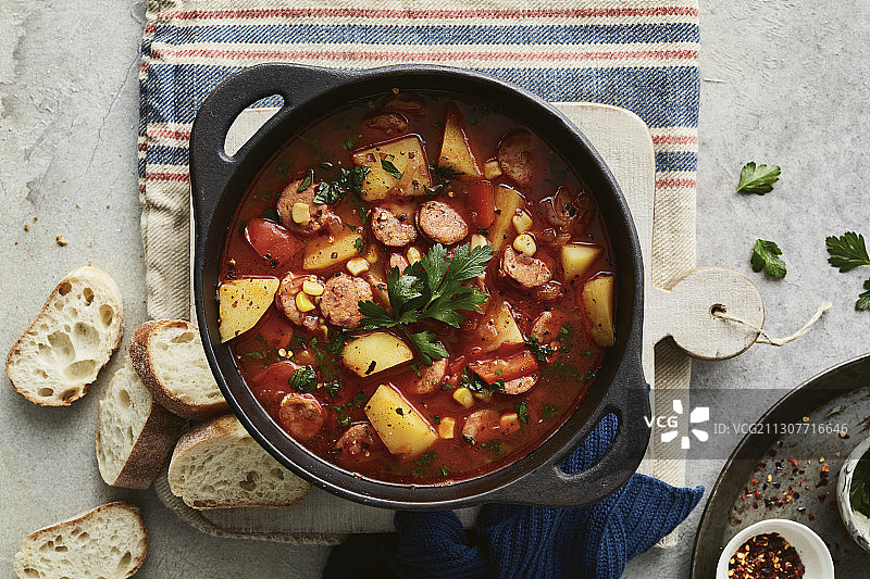 西班牙香肠土豆一锅烩图片素材