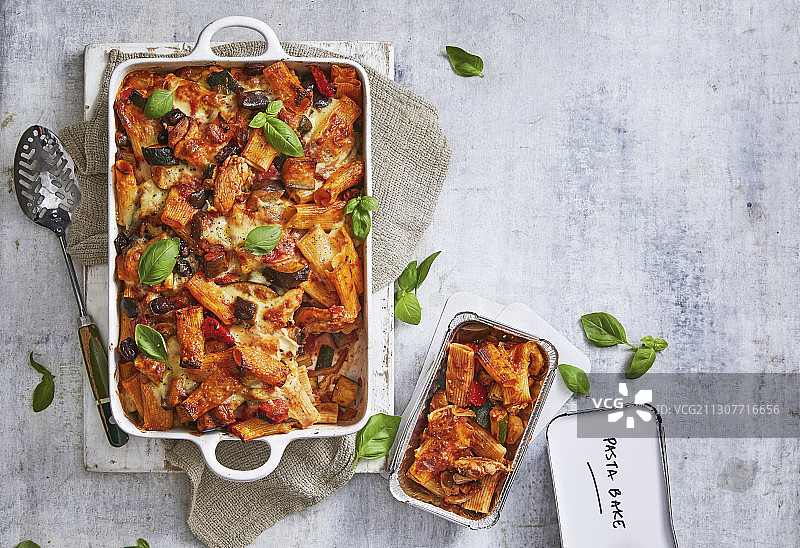 鸡肉和法式烩菜意面图片素材