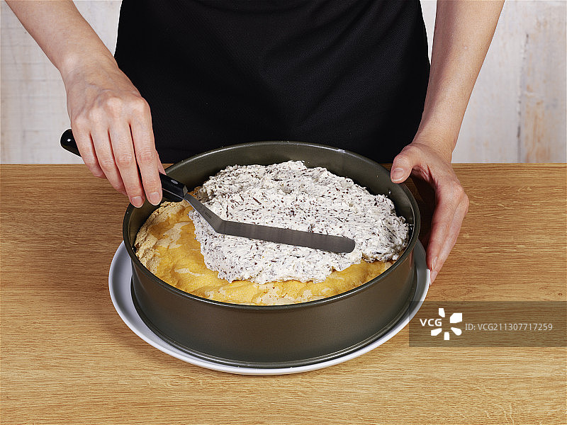 涂抹Stracciatella奶油的橙子蛋糕图片素材