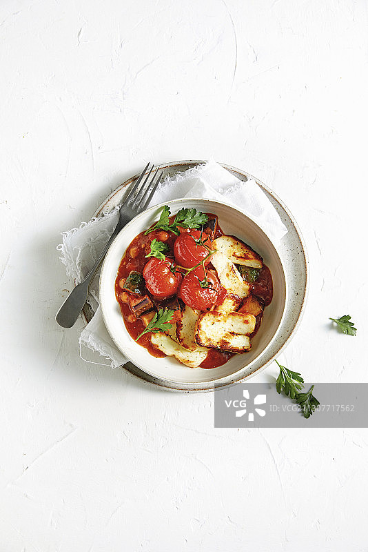 鹰嘴豆烩蔬菜和哈罗米烤图片素材