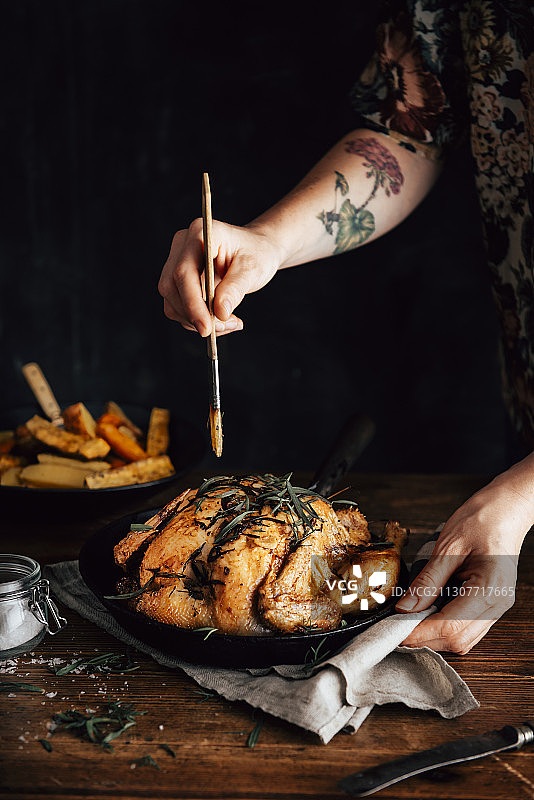 烤龙蒿蒜香鸡图片素材