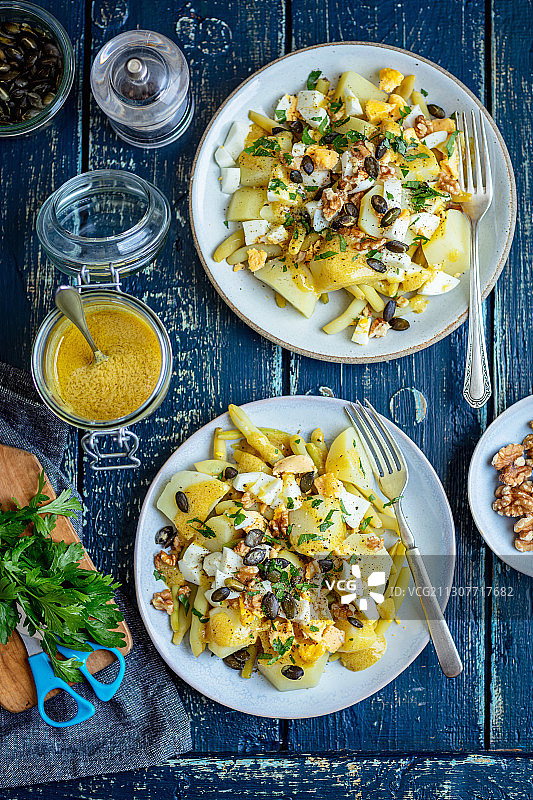 土豆、豆类和鸡蛋芥末沙拉图片素材