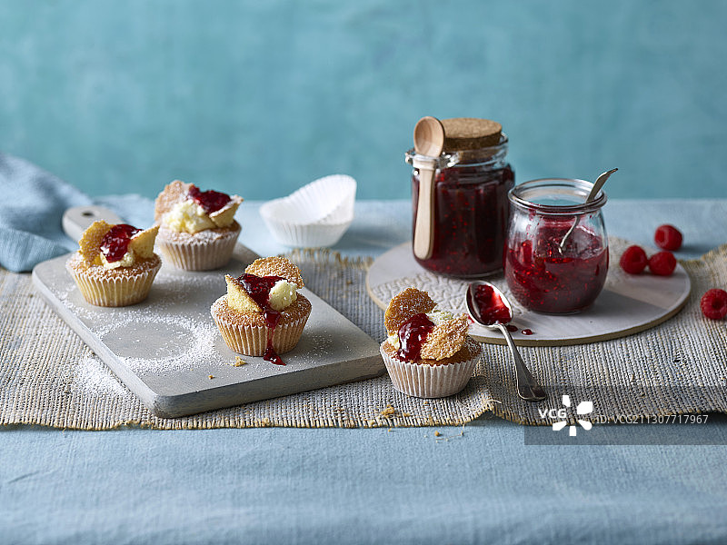 覆盆子玫瑰露果酱与蝴蝶酥图片素材