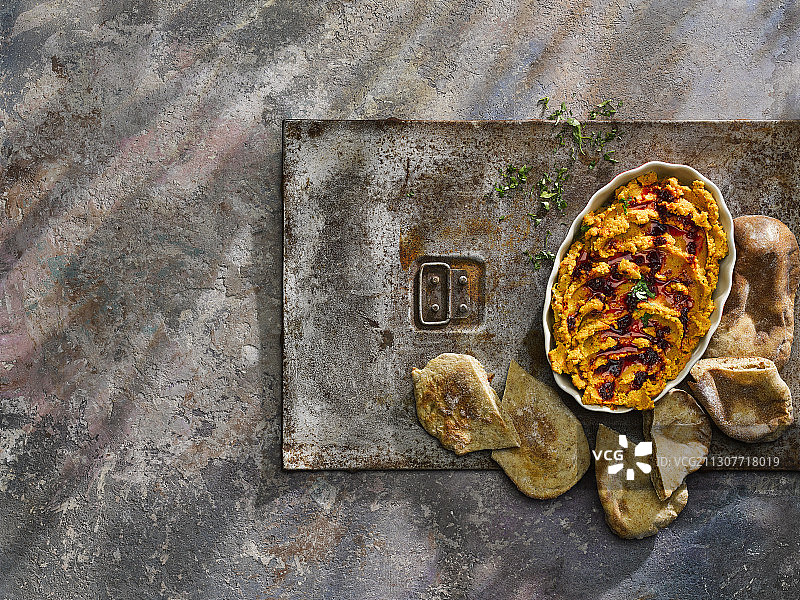 烤胡萝卜哈里萨酱鹰嘴豆泥配皮塔饼图片素材