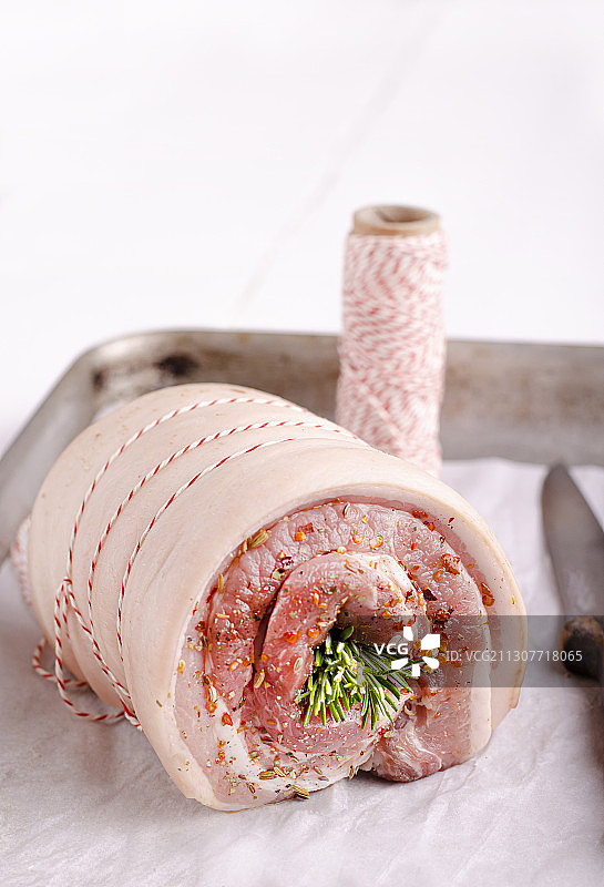 意式辣椒茴香烤猪肉卷，准备入烤箱图片素材