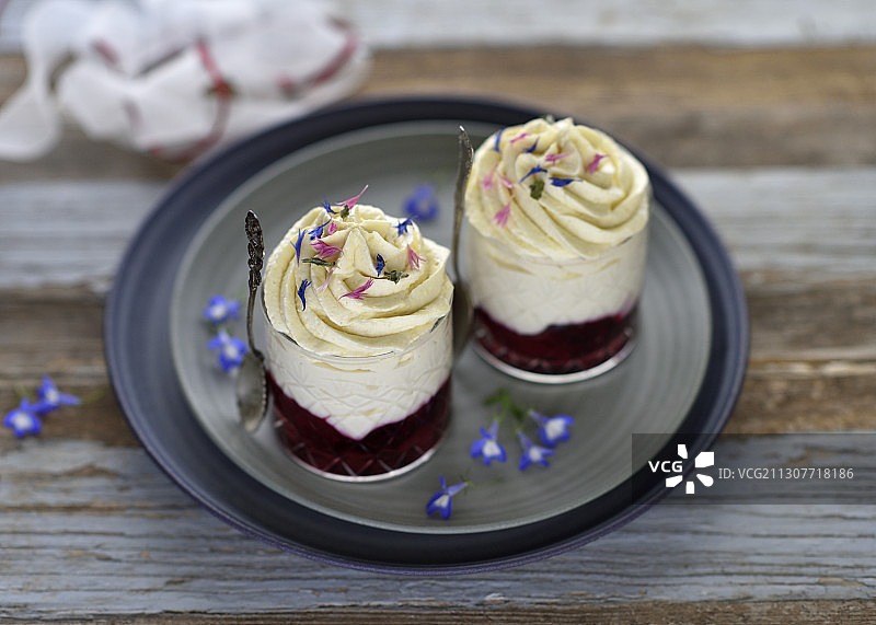 纯素苹果慕斯配橙色酸奶奶油和黑莓蜜饯图片素材