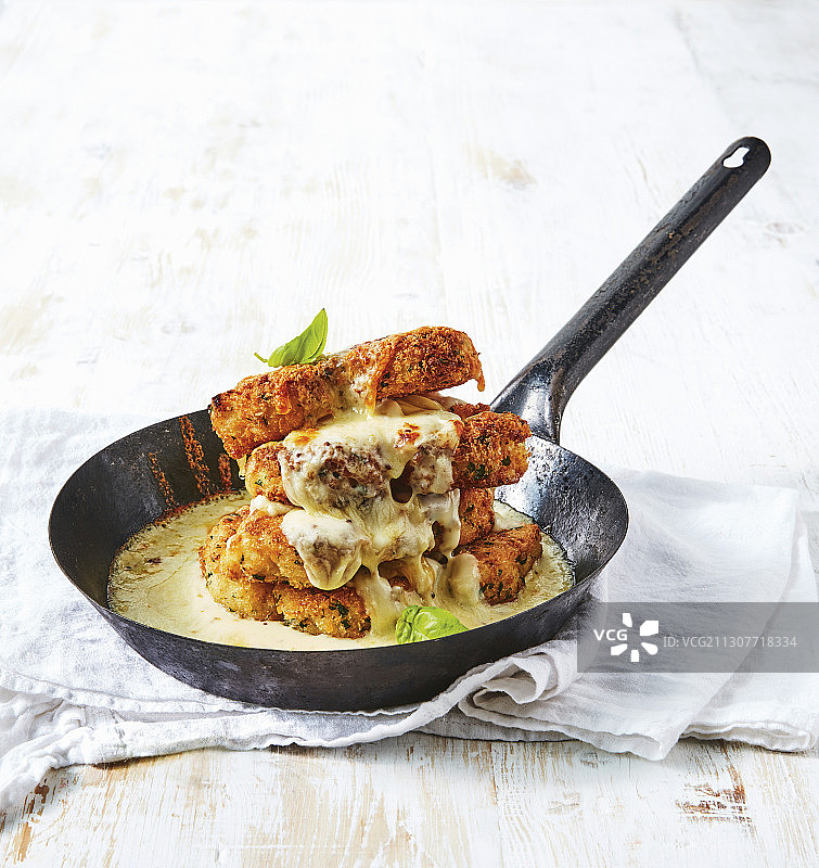 堆叠花椰菜奶酪炸排图片素材