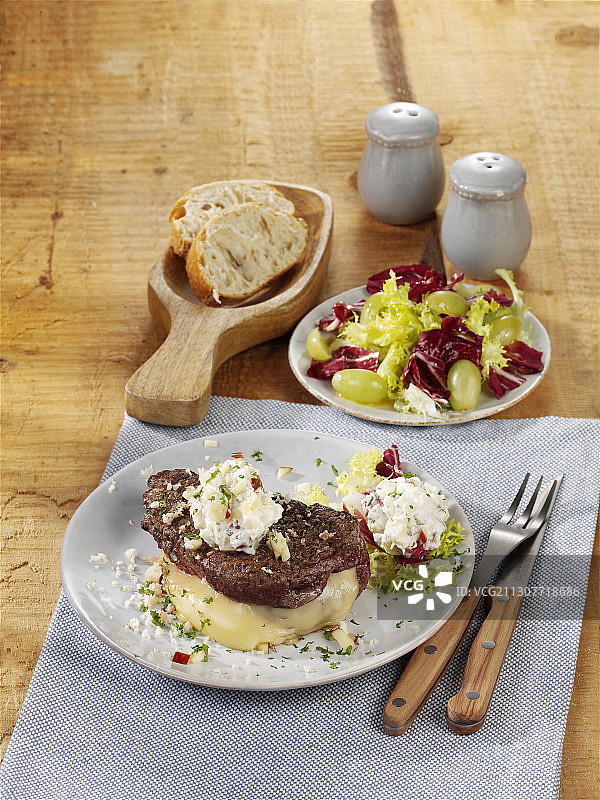 苹果辣根烤拉克莱特芝士配肉片图片素材