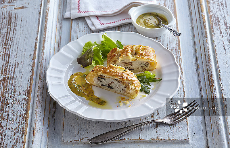 搭配芥末酱的精美家禽肉酱图片素材