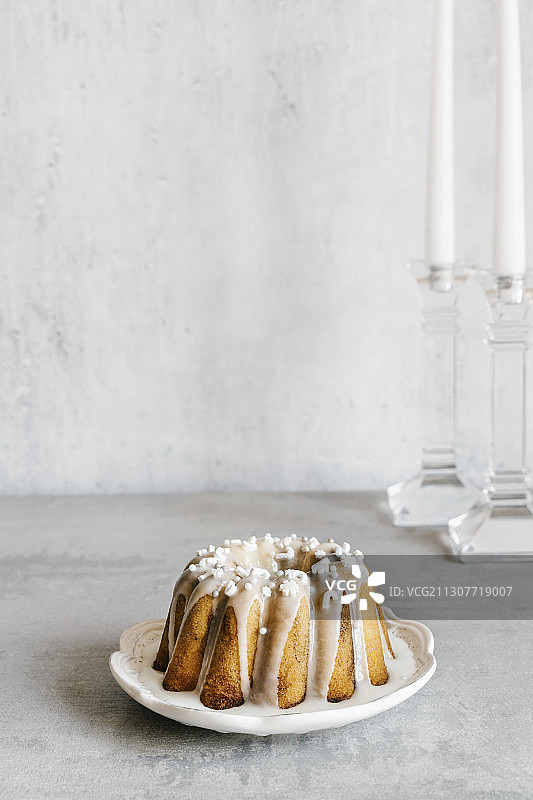 用糖釉和糖屑装饰的圣诞节邦特蛋糕图片素材